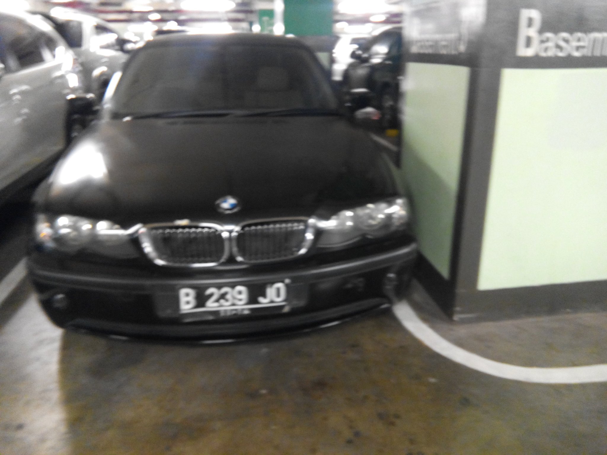 Wahai Pemilik Mobil BMW B 239 JO Kalau Parkir Jangan Nabrak Mobil